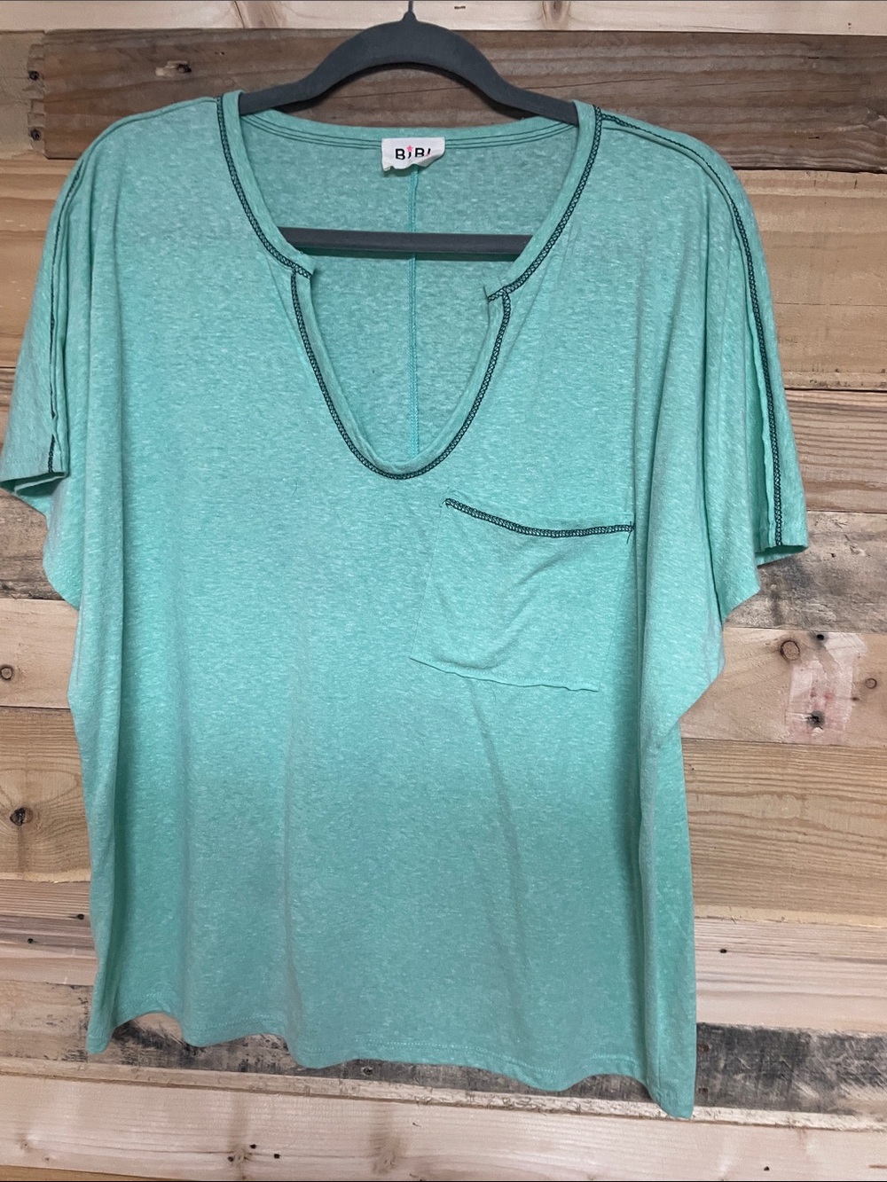 BiBi size Medium Light Green Short Sleeve V-neck Lightweight T-shirt with Pocket